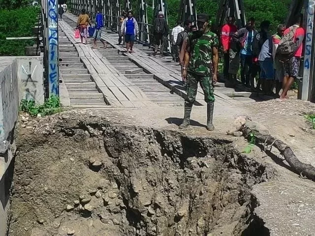 Babinsa aban timur bantu perbaiki jembatan yang putus