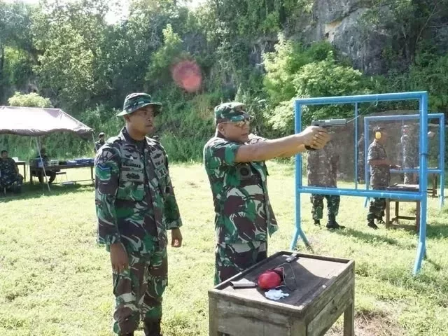 Latihan menembak prajurit lantamal vii