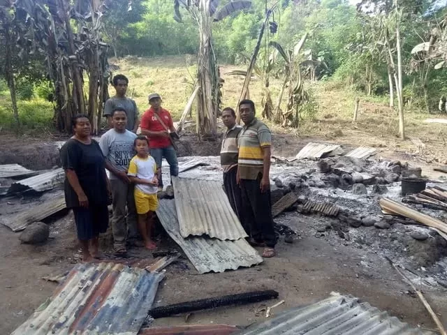 Kondisi rumah yang kebakaran di waelengga