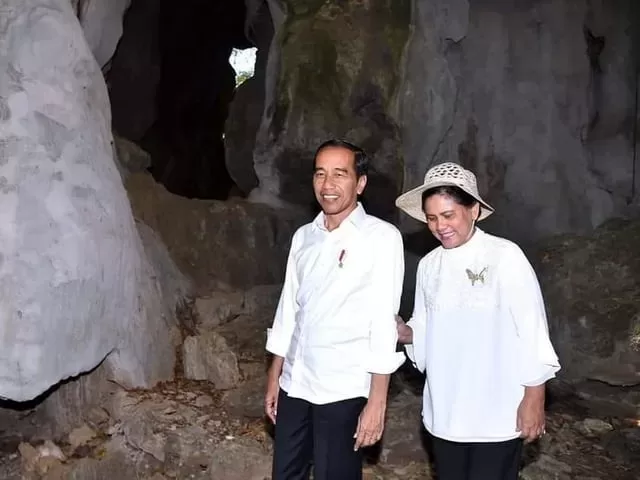 Presiden jokowi dan ibu iriana menyusuri gua batu cermin