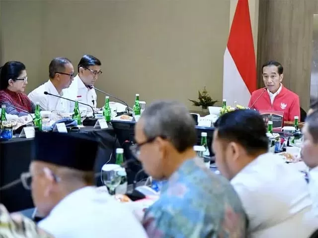 Jokowi-ingatkan-perangkat-negara-tangani-karhutla