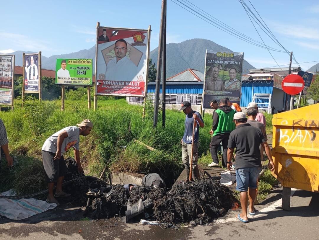 warga kelurahan mbaumuku bersama DLH Manggarai membersihkan sampah di kota ruteng